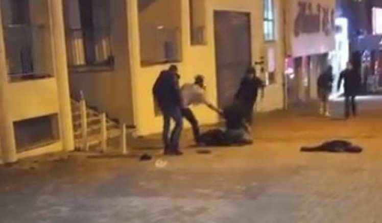 Sokak ortasında iki genç birbirini yaraladı