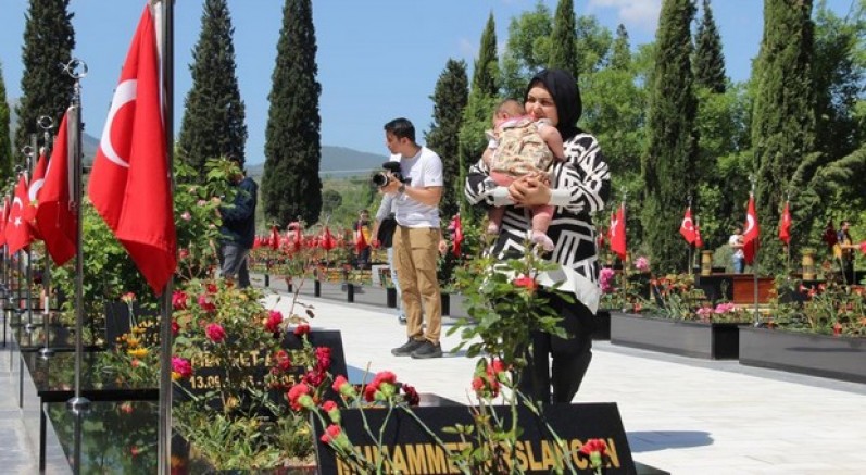 Soma maden şehitleri mezarları başında anıldı