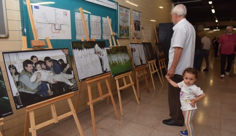 Srebrenitsa soykırımı fotoğraf sergisi