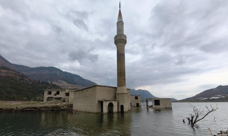 Sular altında kalan köyden geriye bir minare kaldı