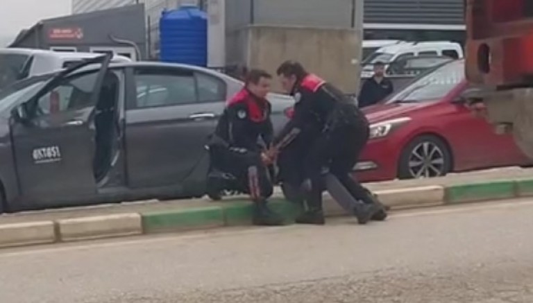 Şüpheli araç kamyon şoförünün hamlesiyle durduruldu