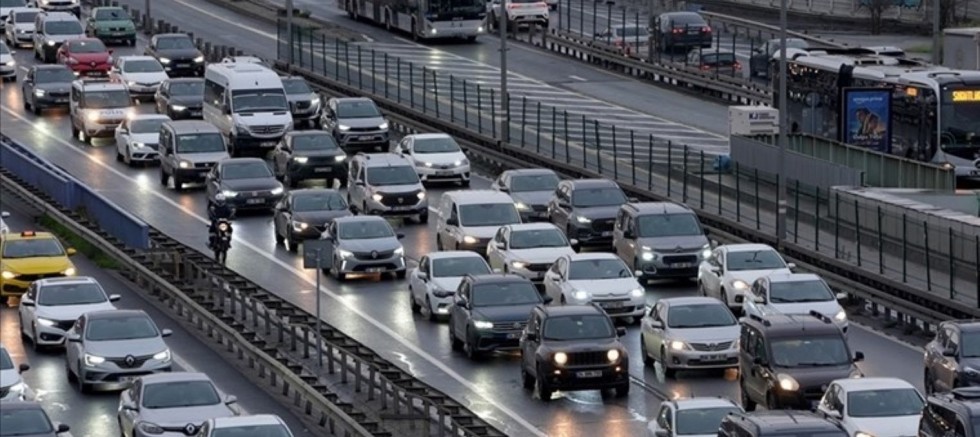 Sürücüler dikkat: Trafikte o zorunluluk sona eriyor!