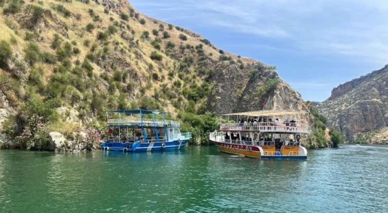 Sürüklenen teknedeki turistleri jandarma tahliye etti