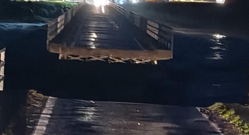 Susurluk'ta selde köprü ortadan ikiye ayrıldı
