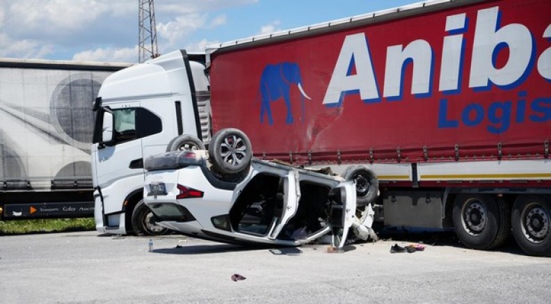 SUV araç ile tır çarpıştı: 2'si ağır 3 yaralı