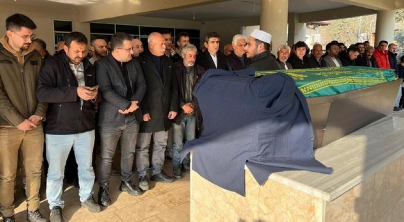 Tabutunun üzerine damatlığı konuldu