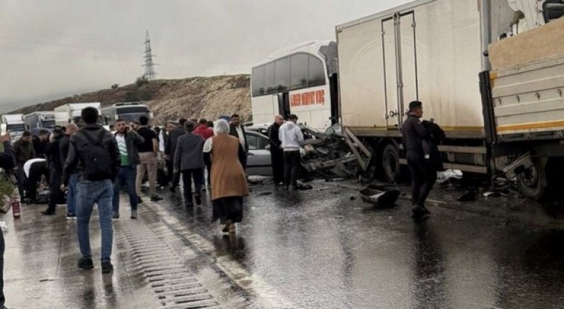 TAG Otoyolu'nda zincirleme trafik kazası: 1'i ağır 5 yaralı