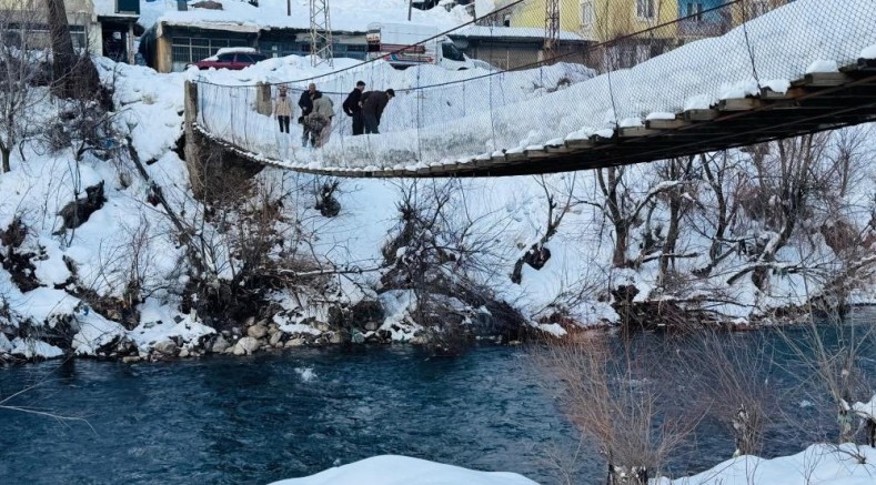 Tahta köprülerde kar nöbeti