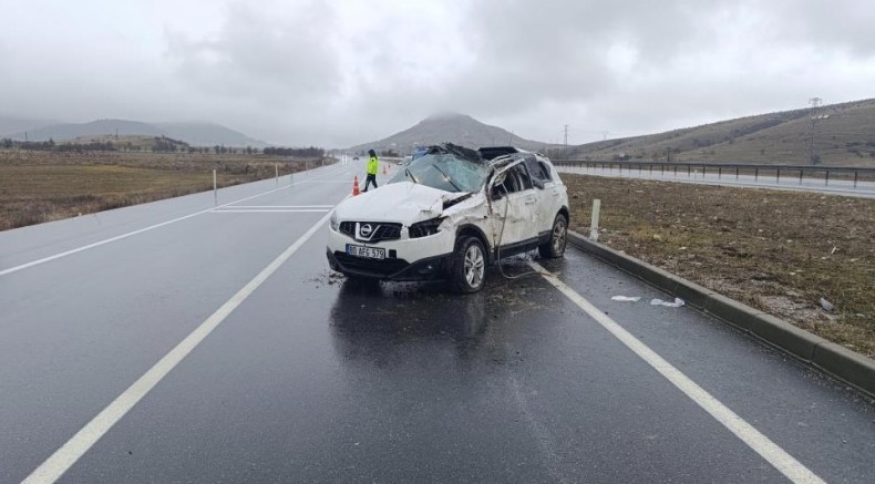Takla atan otomobilde 3 kişi yaralandı