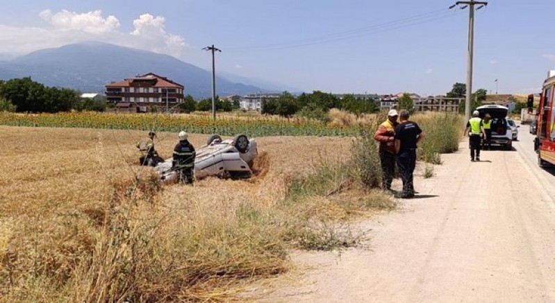 Taklalar atan otomobil buğday tarlasına uçtu: 1 yaralı