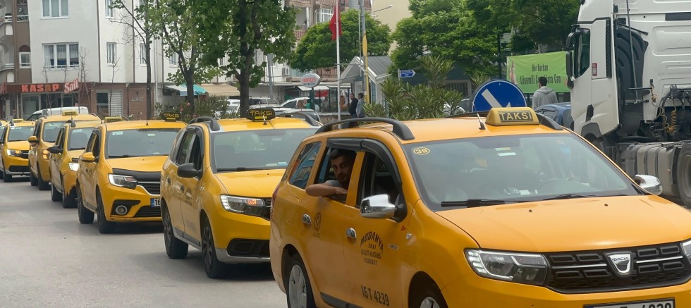 Taksicilerden protesto konvoyu