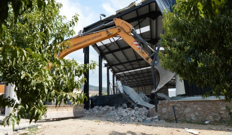 Tarım arazileri kaçak yapılardan temizleniyor