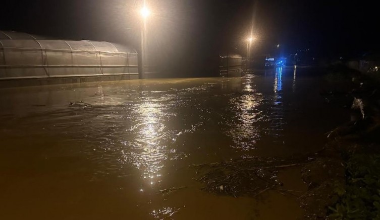 Tarım arazileri sular altında bıraktı