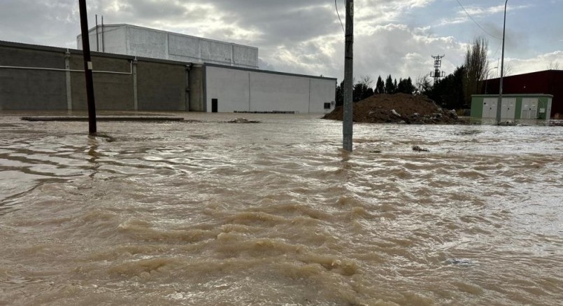 Tarım arazilerini ve iş yerlerini su bastı