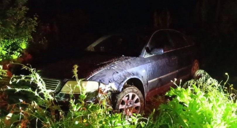 Tarlaya uçtuğu otomobilini bırakıp gitti