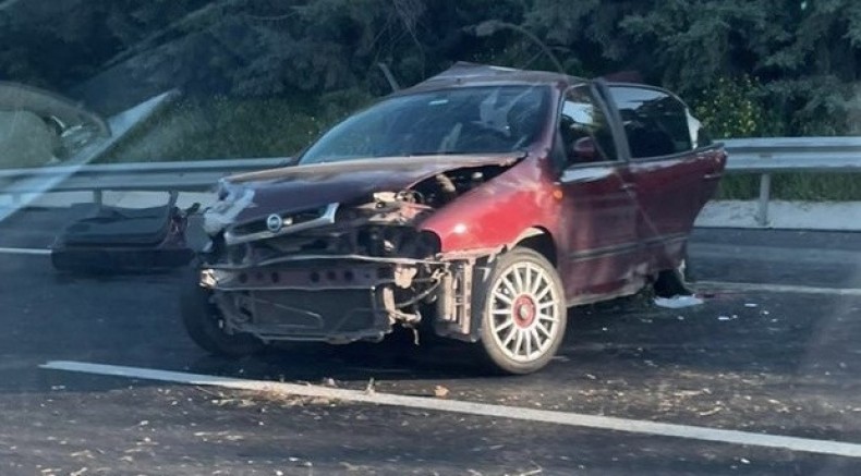 Tarsus'ta otomobiller çarpıştı: 1 ölü, 2 yaralı