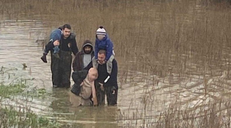 Taşkın sebebiyle mahsur kalan aile kurtarıldı