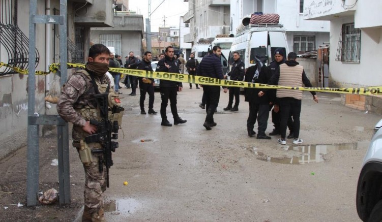 Taşlı, sopalı, silahlı kavga: 1 ölü, 5 yaralı