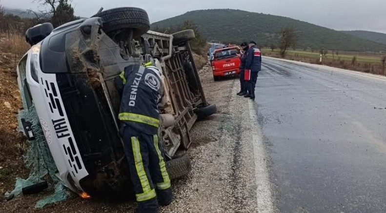 Tavas’ta servis aracı yan yattı; 9 yaralı