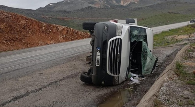 Taziyeye gidenleri taşıyan minibüs devrildi: 11 yaralı