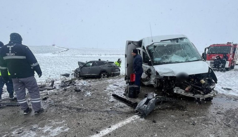 Tekirdağ'da otomobille kamyonet çarpıştı: 1 ölü, 3 yaralı