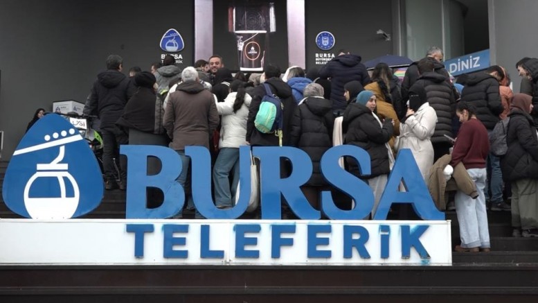 Teleferiğe binmek için saatlerce sıra beklediler