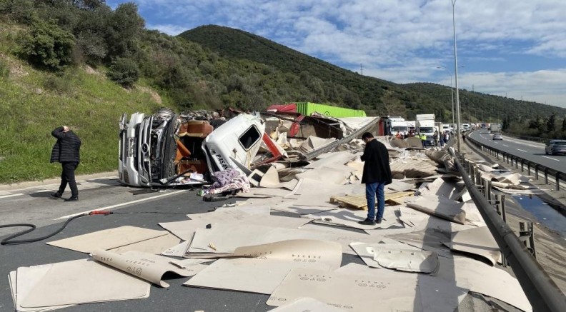 TEM'de iki tır kazaya karıştı, trafik felç oldu