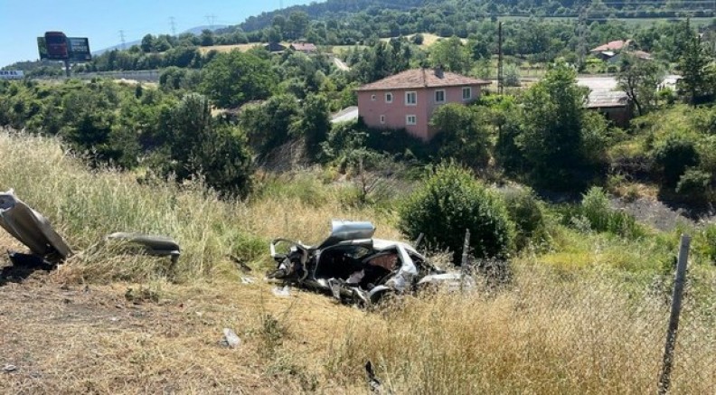 TEM Otoyolu’nda otomobil şarampole devrildi: 1 ölü, 3 yaralı