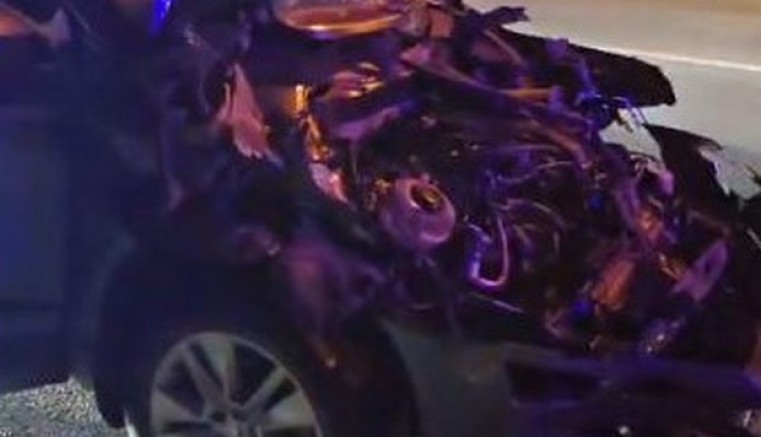 Temizlik aracına çarpan otomobil hurdaya döndü
