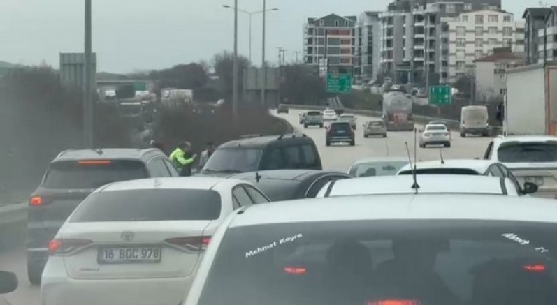 Ters yöne giren araç trafiği kilitledi