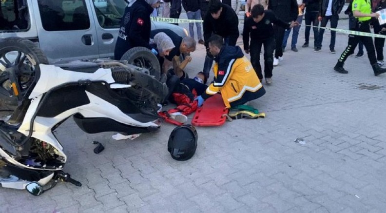 Ticari araçla çarpışan motosikletteki 2 kişi yaralandı