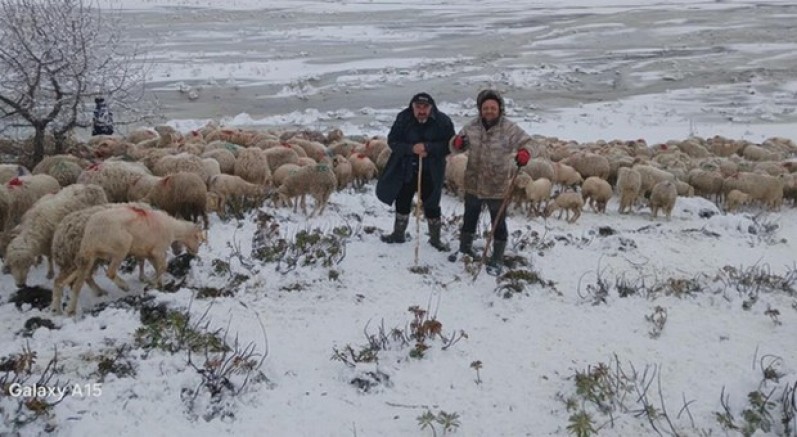Tipi vurdu heyelan yolu kapattı