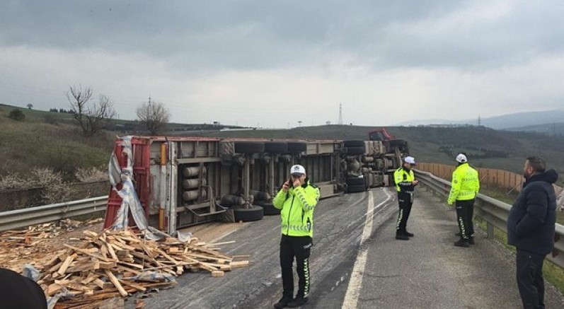 Tır devrildi: Bursa yolu ulaşıma kapandı