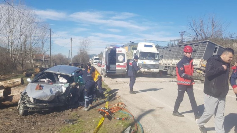 Tır ile çarpışan otomobilin sürücüsü hayatını kaybetti