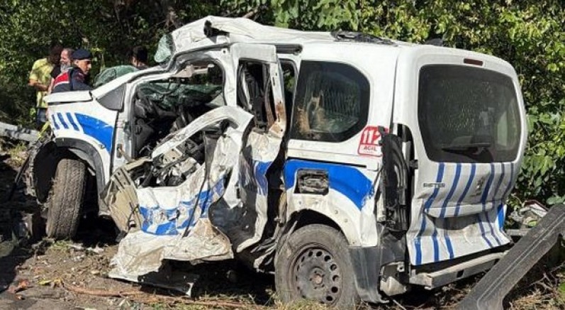 Tır karşı şeride geçti: Ölü ve yaralılar var