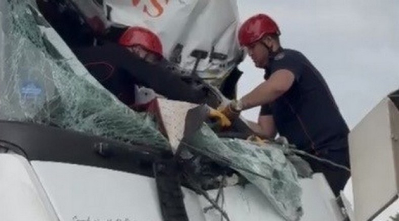 Tır OSB giriş kapısına çarptı