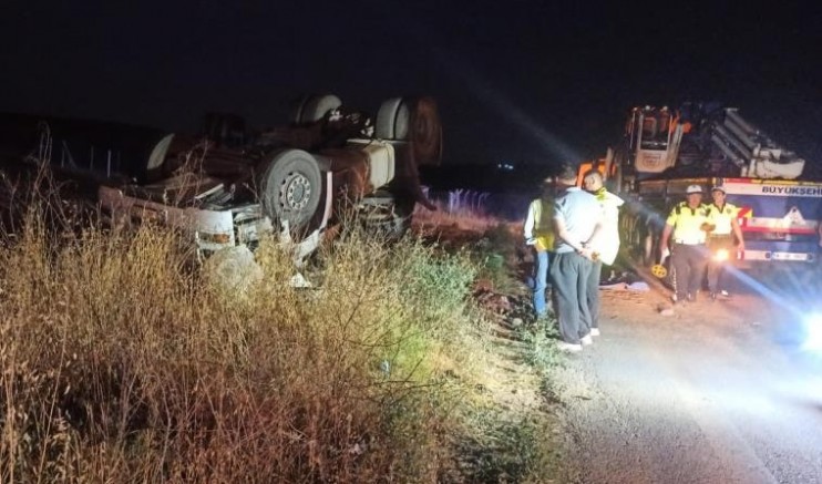 TIR tarlaya uçtu, sürücü hayatını kaybetti