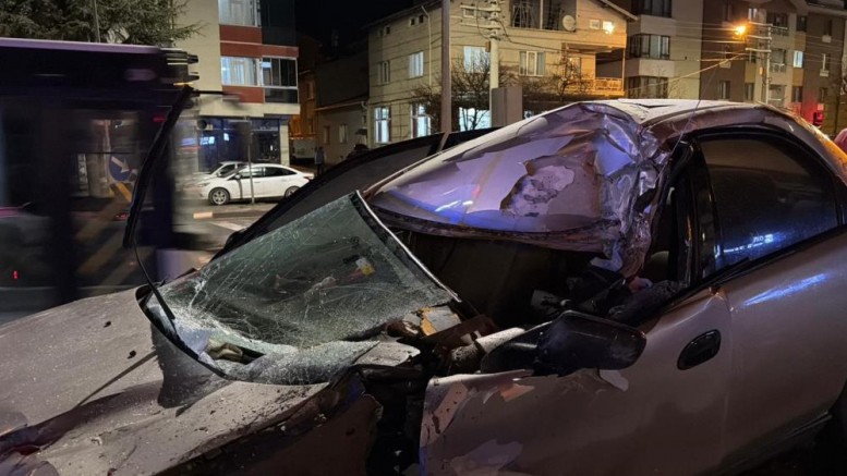 Tıra arkadan çarpan otomobilin sürücüsü yaralandı