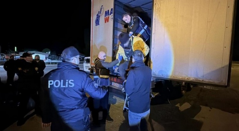 Tırda 18 kaçak göçmen yakalandı