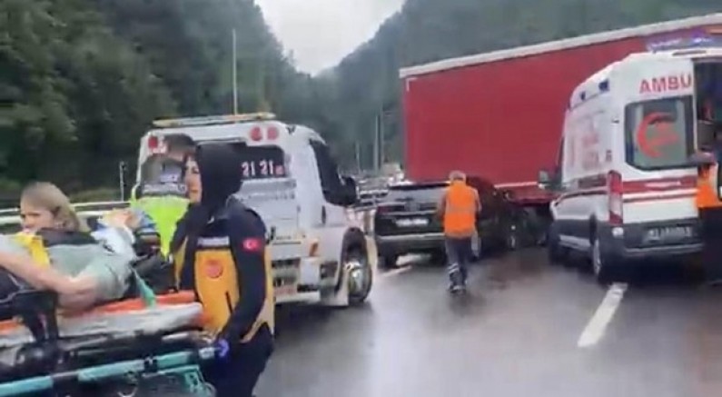 Tırdan ayrılan dorseye otomobil çarptı: 2 yaralı