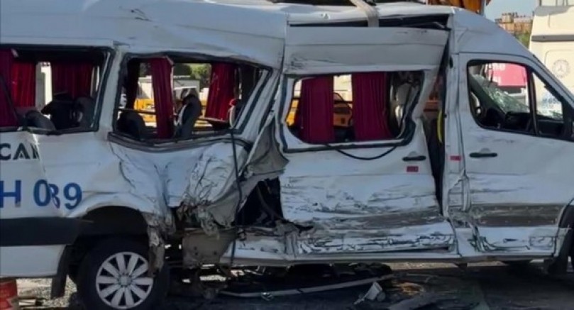 Tırla çarpışan işçi servisi devrildi: 8 yaralı