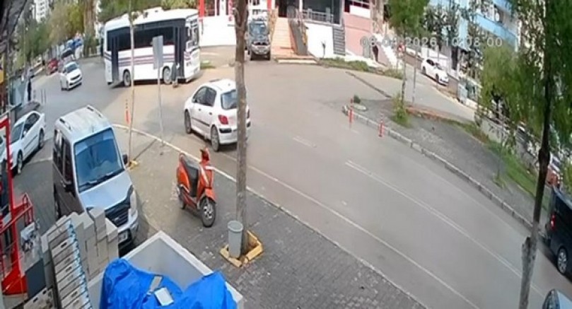 Toplu taşıma aracından düşen adam ağır yaralandı