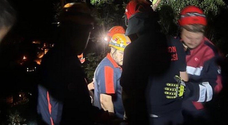 Trabzon'da sarp yamaçta mahsur kalan şahıs kurtarıldı