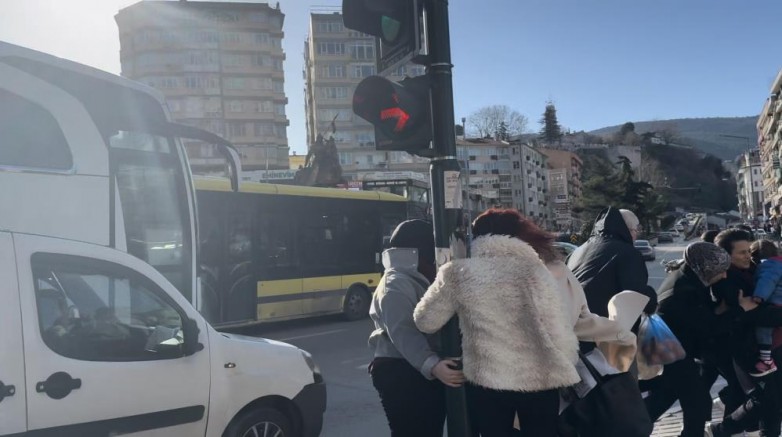 Trafik lambasına tutundular