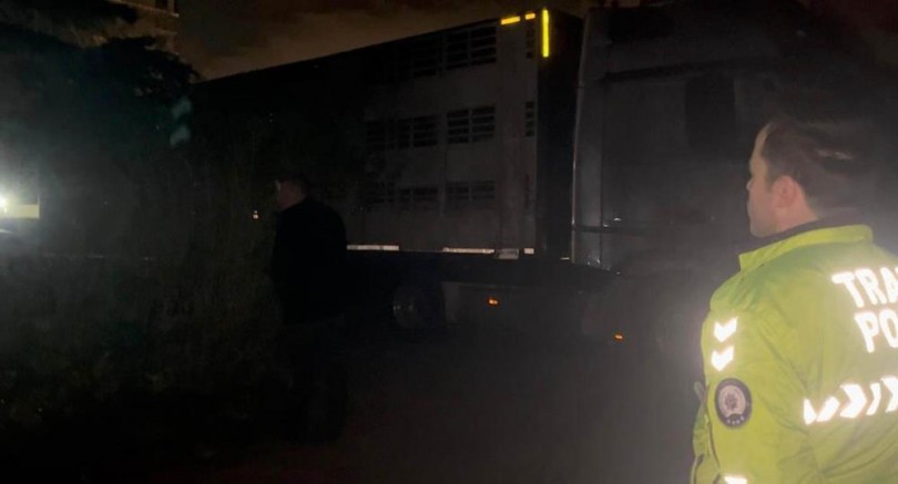 Trafik polisinin tuvaleti gelen alkollü sürücüyle imtihanı