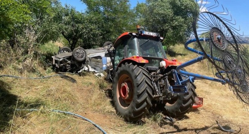 Traktöre çarpan otomobil ters döndü: 1 yaralı