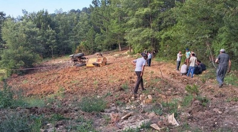 Traktörün altında kalan çiftçi hayatını kaybetti