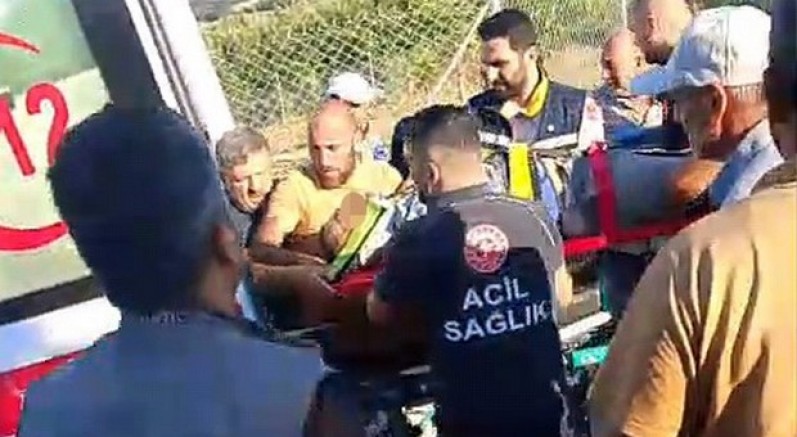 Traktörünün altında kalan sürücü ağır yaralandı