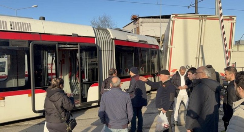 Tramvay ile kamyon çarpıştı: 3 yaralı