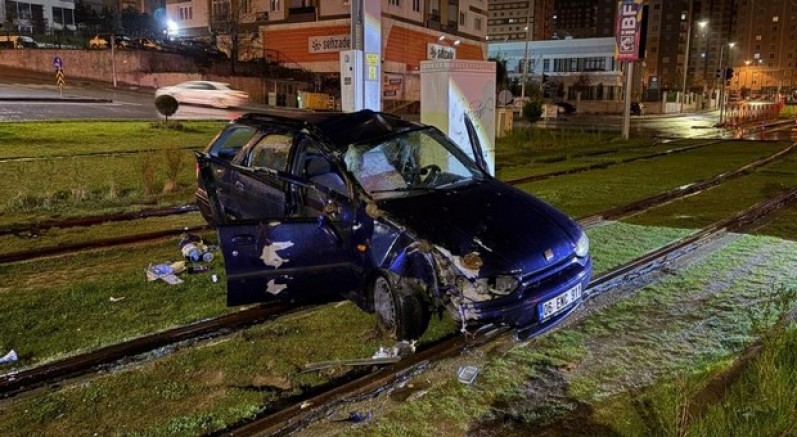 Tramvay yoluna giren otomobil direğe çarparak durabildi: 1 yaralı